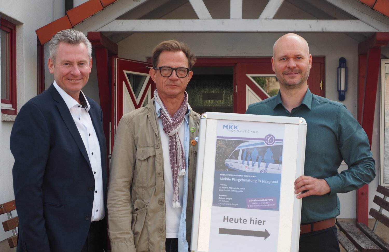 Erster Kreisbeigeordneter Andreas Hofmann (links) und Jossgrunds Bürgermeister Victor Röder (rechts) werben gemeinsam mit Axel Wüstenhagen vom Team des Pflegestützpunktes in Gelnhausen für die „Mobile Pflegeberatung“ in Jossgrund.