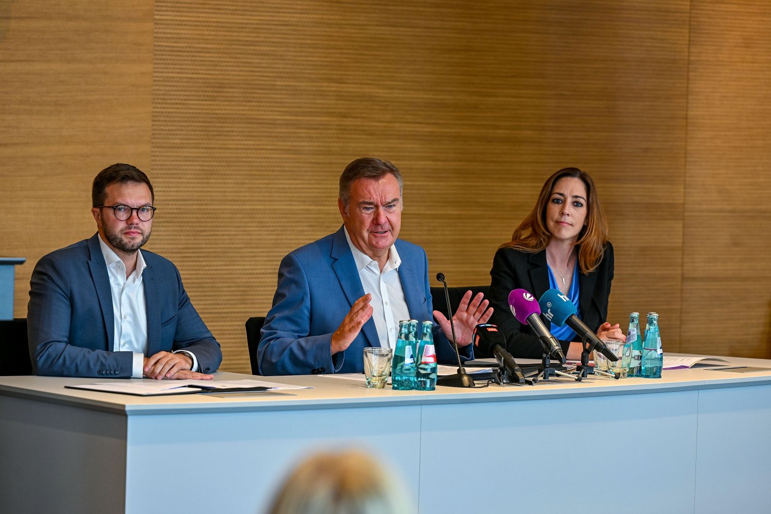 Hanaus Oberbürgermeister Claus Kaminsky (Mitte) geht zum 30. September 2026 vorzeitig in den Ruhestand.