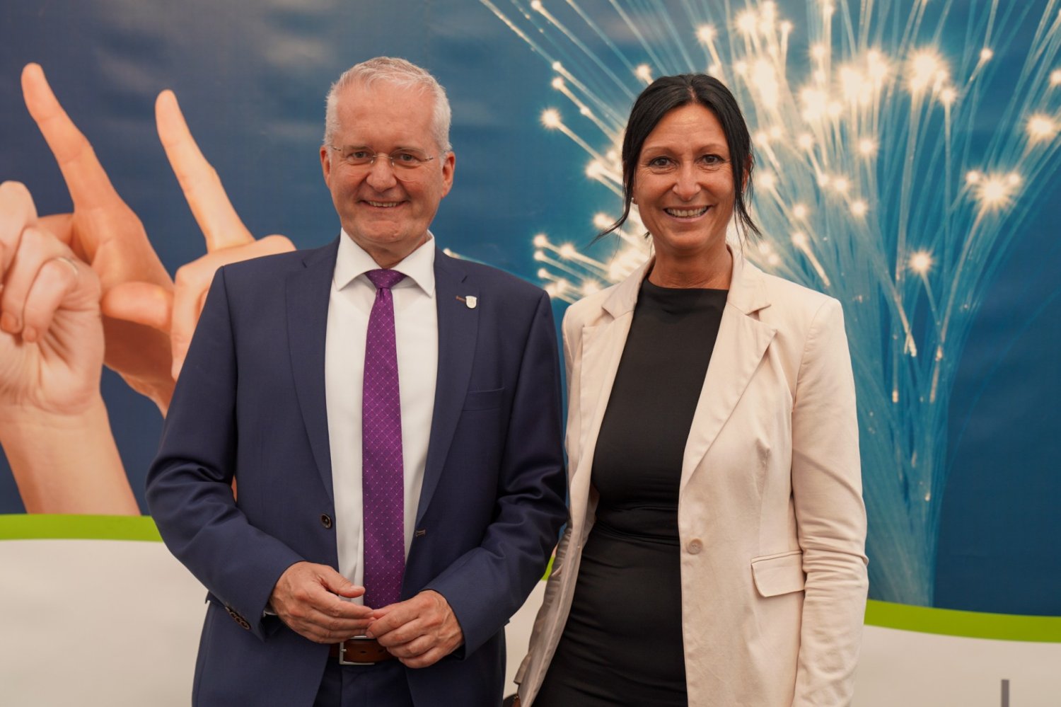 Bürgermeister Andreas Weiher und Breitband-Geschäftsführerin Simone Roth sind im engen Austausch und freuen sich, dass der Ausbau „auf der Platte“ los geht.
