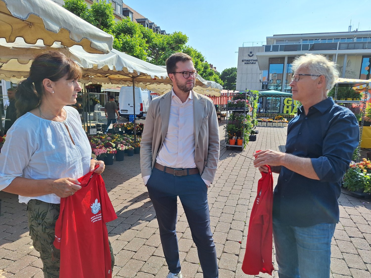 Bürgermeister Dr. Maximilian Bieri (Mitte) im Austausch mit den beiden ehrenamtlich Helfenden Antje Bach (links) und Thomas Bach (rechts). 
