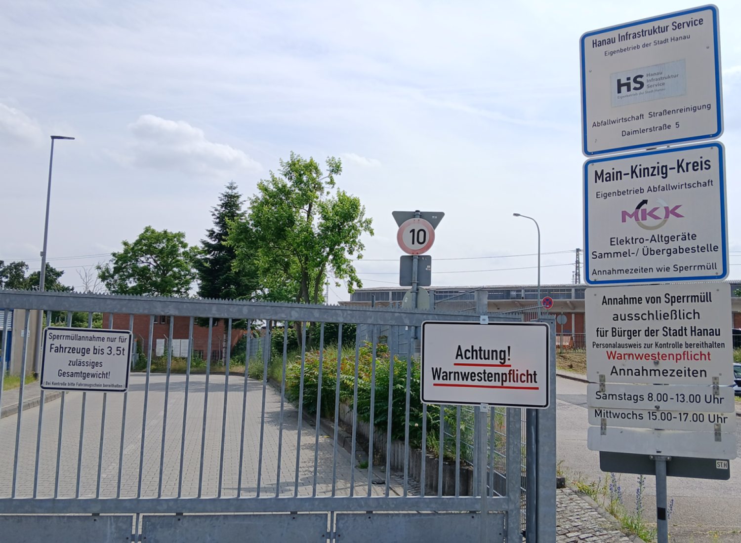 Auf dem Wertstoffhof in Hanau herrscht Warnwestenpflicht - zum Schutz der Besucherinnen und Besucher, aber auch der HIS-Mitarbeitenden von Ort. 