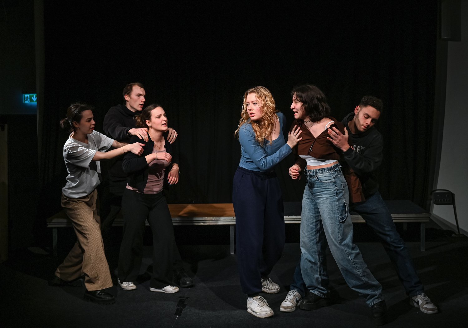 Theatergruppe Confusion 2.0 bei den Proben zu Maria Stuart (v.li.): Xenia Zulauf, Javis Milan, Carlotta Grau, Charlotte Henkel, Johanna Elena Basilico, Romeo Gennaro.