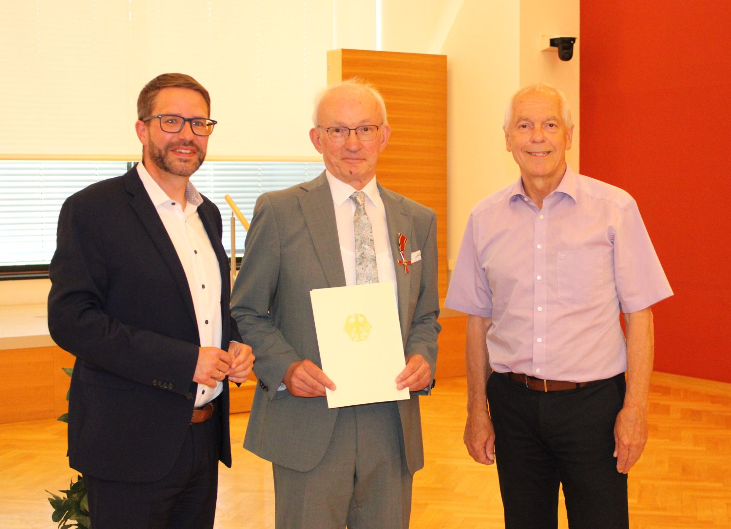 Landrat Thorsten Stolz hat Heinz Breitenbach gemeinsam mit Bürgermeister Albert Ungermann das Verdienstkreuz am Bande verliehen (von links).