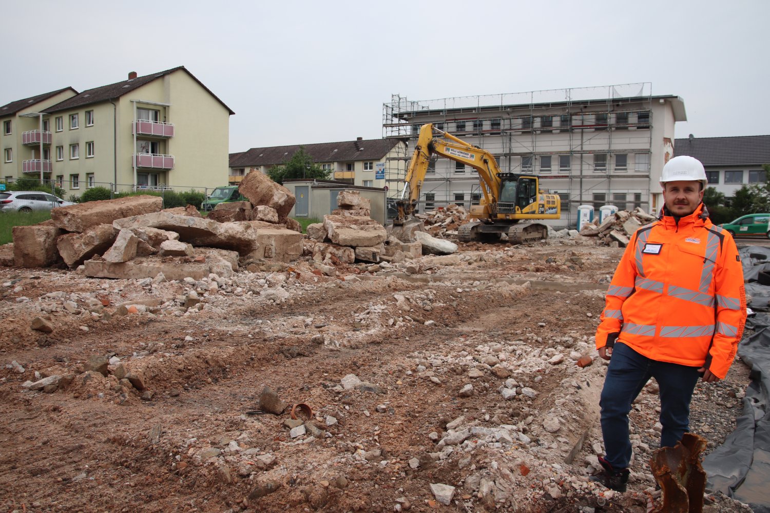 Darius Lotz, Mitarbeiter im Bereich Bautechnik bei der Stadt Schlüchtern, ist froh über die Fortschritte beim Abriss des Vogt-Areals. 
