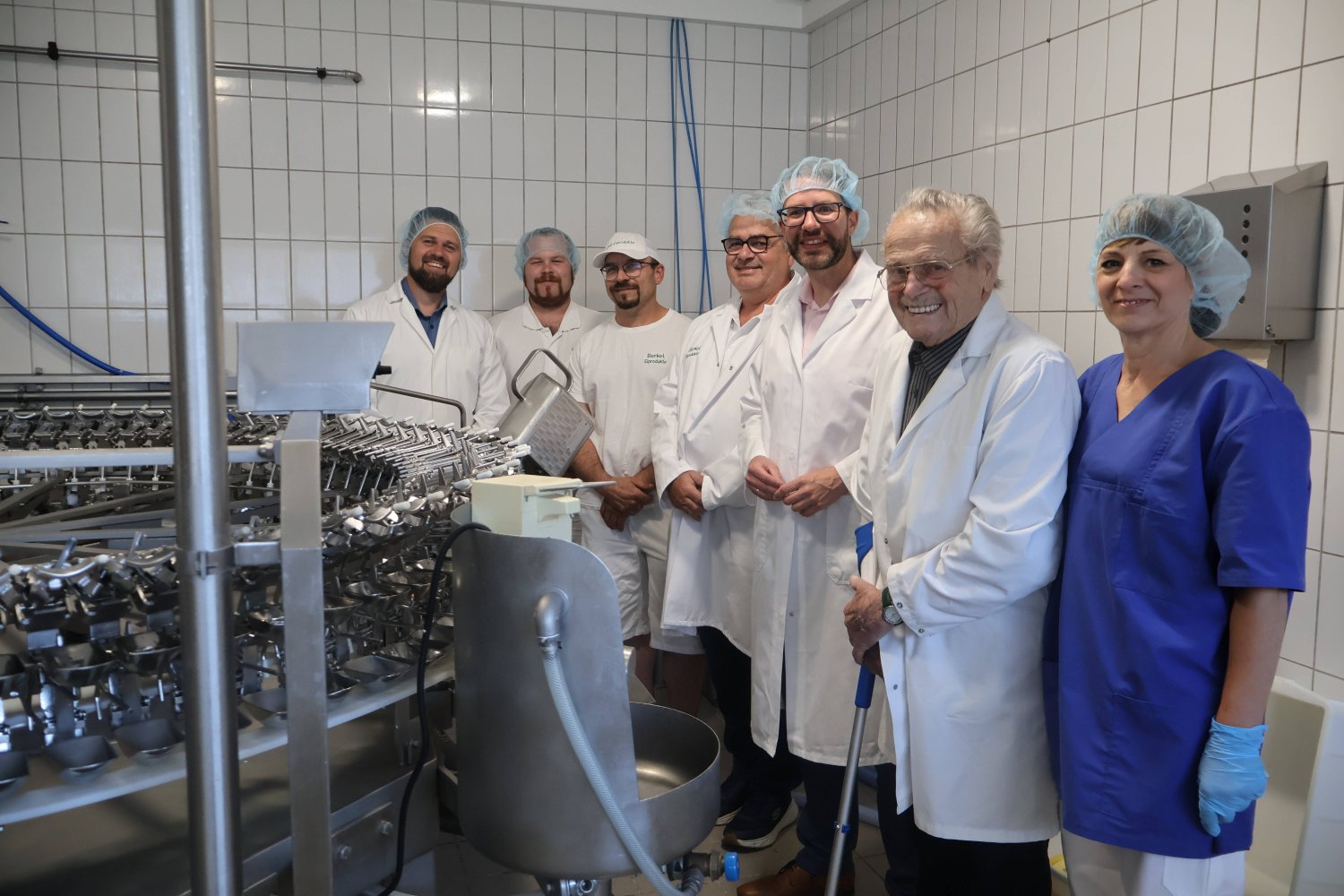 Unser Bild zeigt in einer der Produktionshallen (v.li.): Bürgermeister Thomas Henfling, Alexander Amrhein, David Amrhein, Walter Berkel, Landrat Thorsten Stolz, Hans-Georg Berkel und Barbara Berkel.