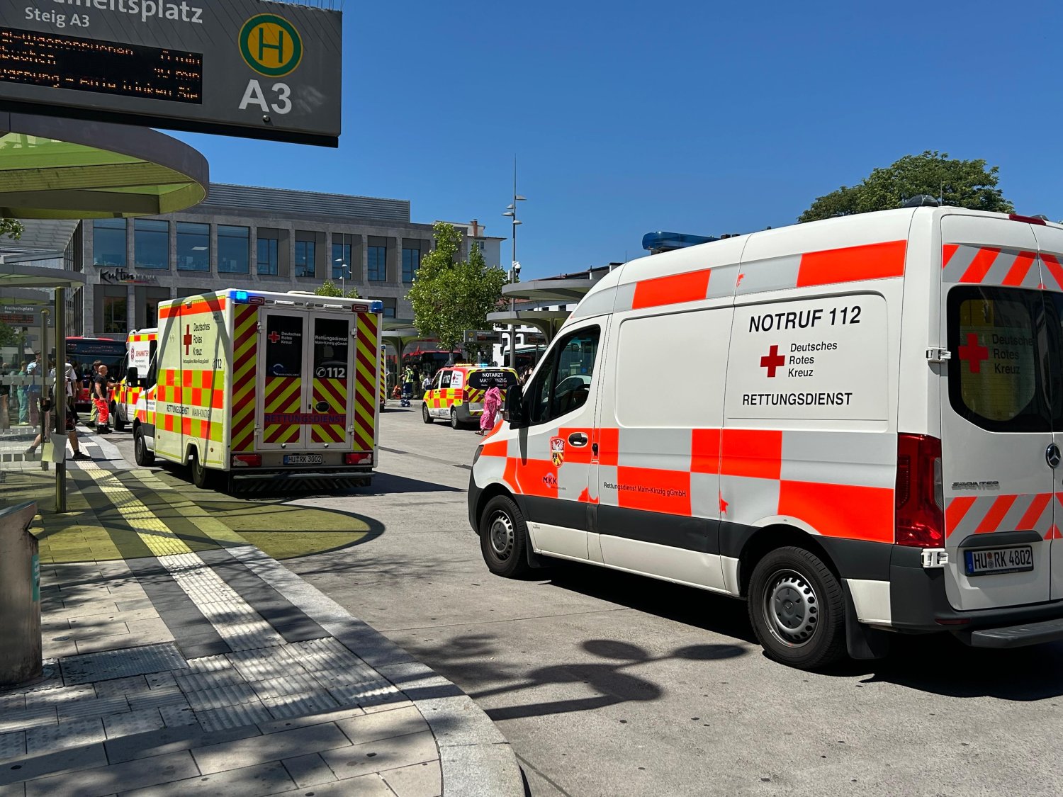 Rettungskräfte waren schnell am Freiheitsplatz: Dort musste der Fahrer eines HSB-Busses eine Gefahrenbremsung machen, weil ein Junge vor den Bus gelaufen war. Im Bus wurden neun Fahrgäste leicht verletzt. 