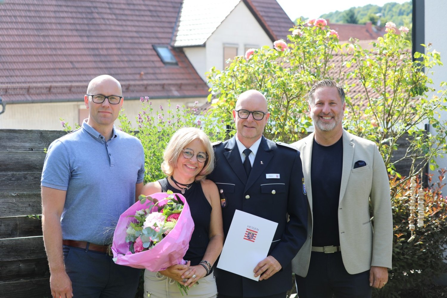 Axel Pauli, im Bild mit seiner Ehefrau, verabschiedet sich in den Ruhestand. Polizeipräsident Daniel Muth (rechts im Bild) und Martin Nickl (links im Bild), Direktionsleiter Main-Kinzig, fanden würdige Worte in ihren kurzweiligen Reden.