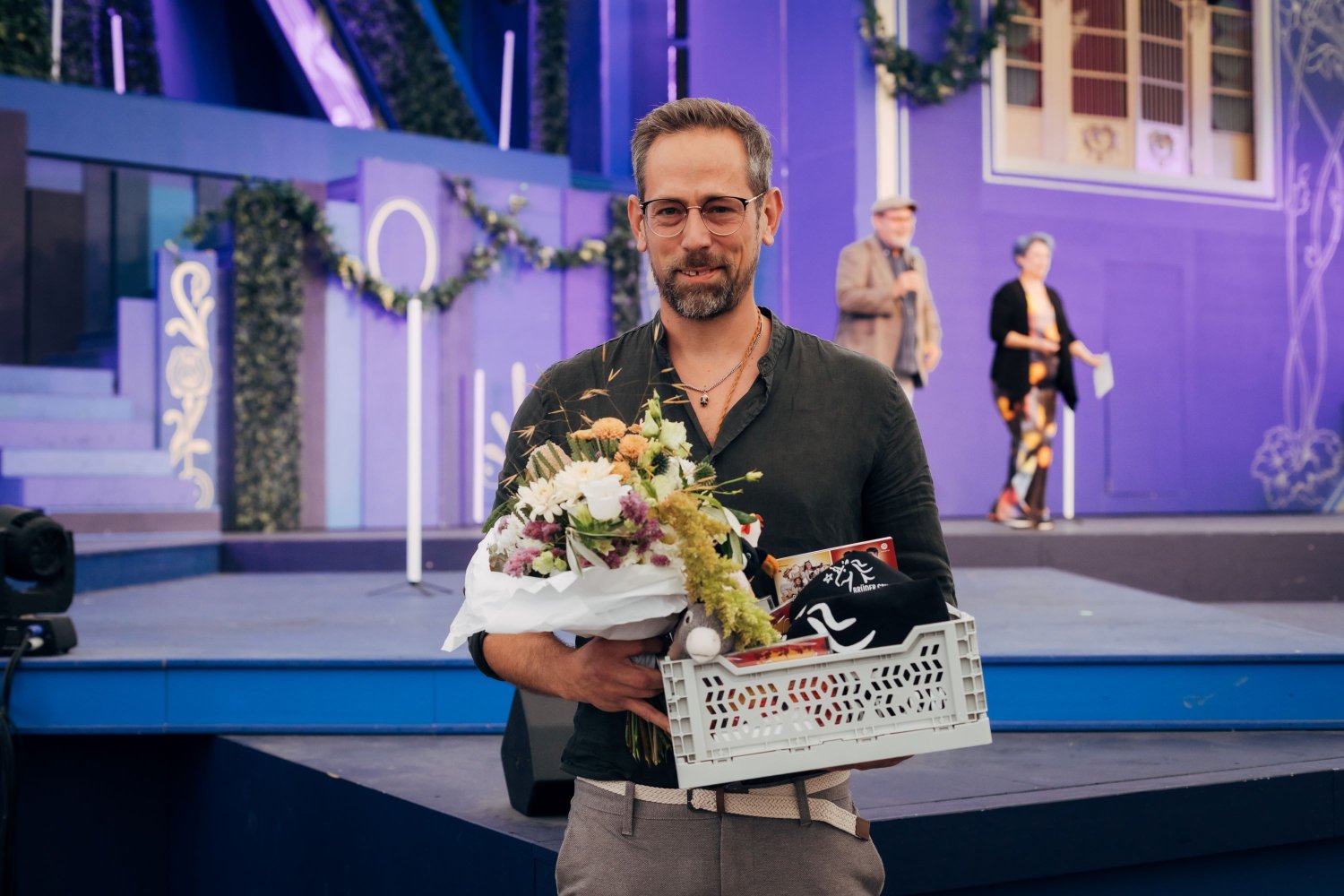 Stefan Heeg, der 82.232. Besucher, der sich eine Karte für die Festspiele gesichert hat, wurde feierlich von Intendant Frank-Lorenz Engel und Open-Stage-Moderatorin Claudia Brunnert auf der Bühne gewürdigt.