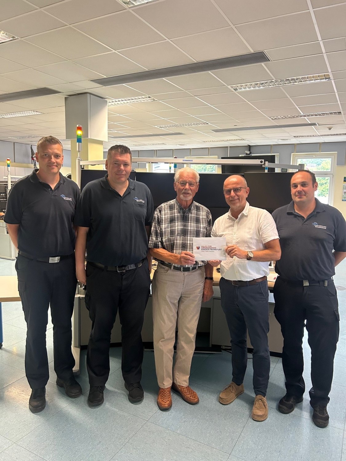Unser Bild zeigt Georg Lotz vom Verein Hilfe für krebskranke Kinder (Mitte), gemeinsam mit Teammitgliedern aus der Leitstelle: Stefan Fuchs, Sascha Vogt, Reiner Kaul und Steffen Fieres (von links).