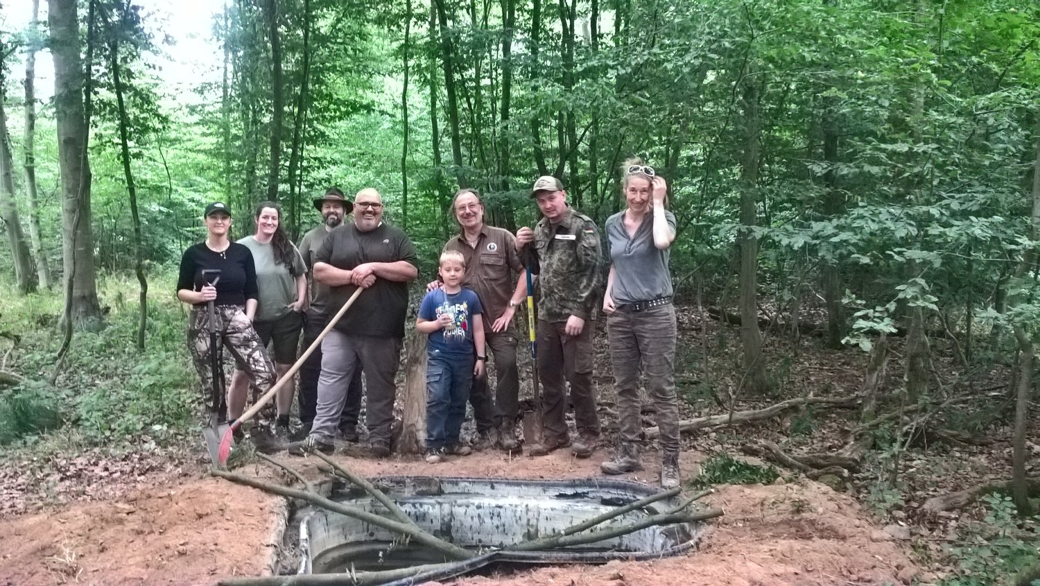 Gemeinsam mit freiwilligen Helfern sorgten Jagdpächter Alfred Schneider (Dritter von rechts) und Silke Schneider (rechts) vom städtischen Fachdienst Umwelt dafür, dass Tiere im Maintaler Wald nun eine weitere Wasserstelle finden.