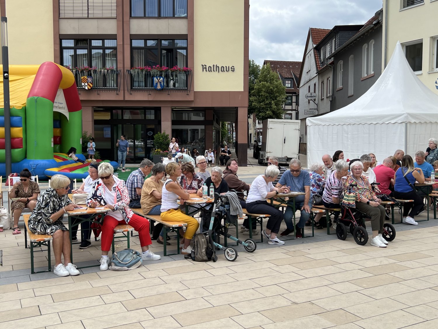 Viele Menschen machten eifrig mit bei dem Spiel-Spaß auf dem Stadtplatz.