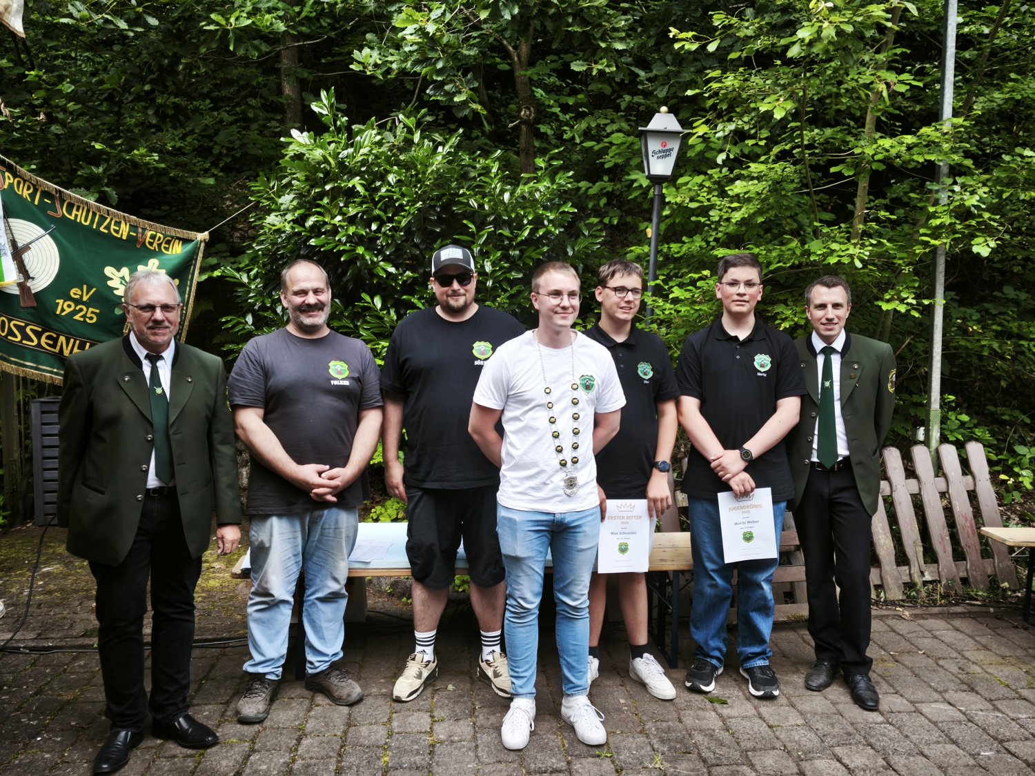 Bei bestem Wetter fanden zahlreiche Besucher den Weg zum Schützenhaus im Wald, um gemeinsam zu feiern und an den verschiedenen Wettbewerben teilzunehmen.