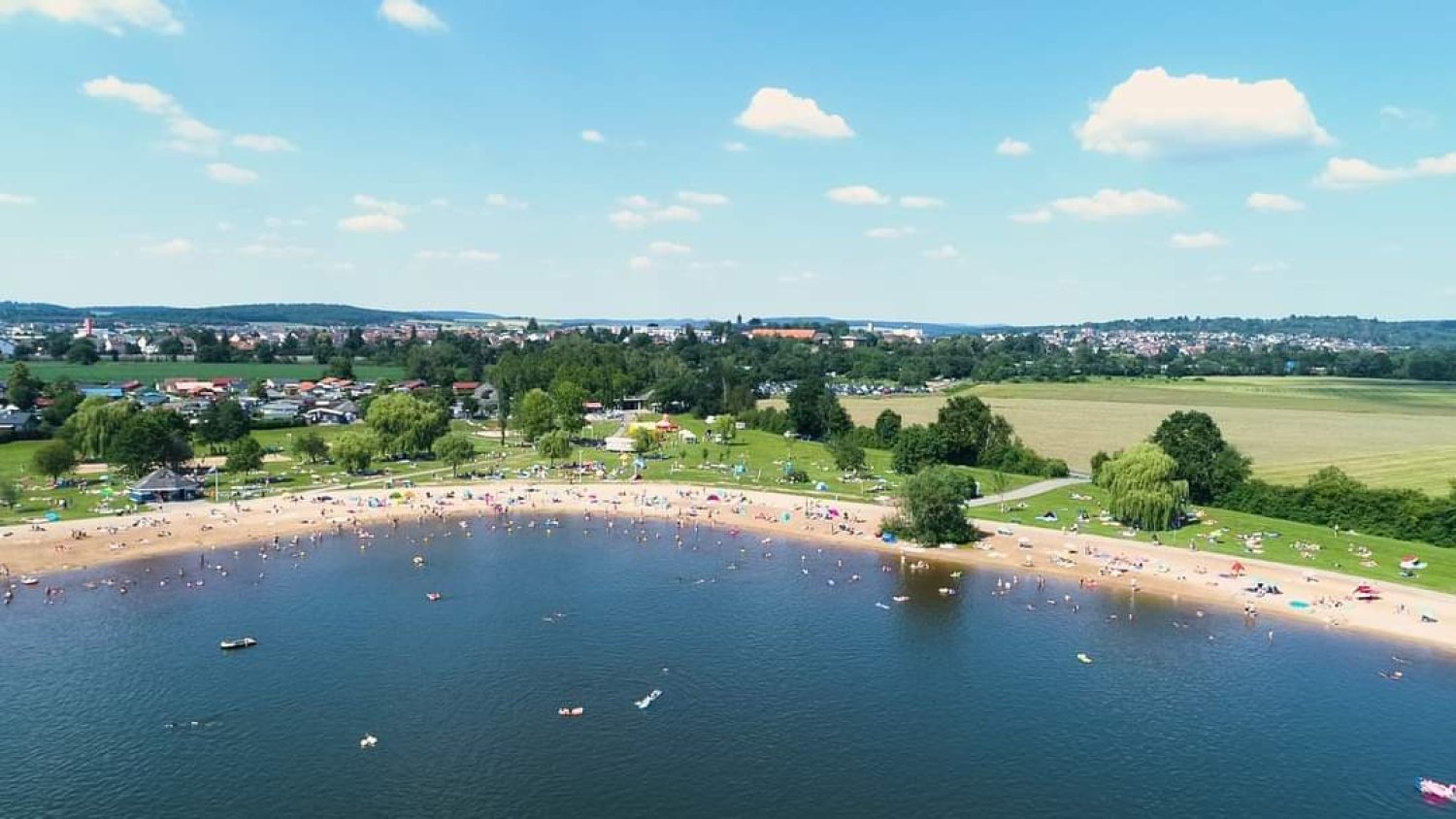 Mit steigenden Temperaturen und einem vielseitigen Programm lädt der Kinzigsee in den kommenden Wochen wieder zu Bewegung, Entspannung und Urlaubsstimmung am Wasser ein.