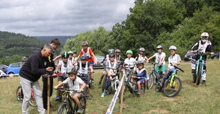 Marcus Bender und Jan Leitsch (v.l.) mit den Stoppuhren und Felix Heinzinger am Start zum Geschicklichkeitsparcours