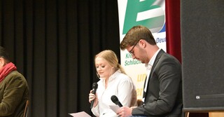 Die beiden angehenden Abiturienten Hanna Winhold und Julius Warnecke moderierten den Abend