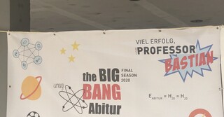 Hier kommt unser Plakat für unseren Sohn Bastian der hoffentlich morgen seine Englisch Abi Prüfung am Grimmelshausen Gymnasium schreiben kann.