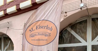In der 'Ebbelwei-Schänke' verkauft Freundin Svenja Hettenbach die Leckereien der Familie Eiserloh-