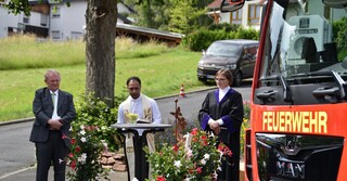 Pater Aloysius (Mitte) und Pfarrerin Jutta Ehlers weihten das neue Löschfahrzeug.