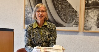Historikern Anette Vinnen freut sich, dass die Stadt Gelnhausen Teil des Archivs ist.