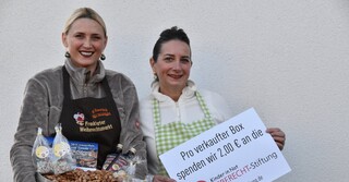 Die Schwägerinnen betreiben die Mandelbar (Monika Eiserloh, links) und die Himmlischen Früchte (Yvonne Eiserloh).