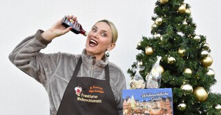 Monika Eiserloh verkauft gebrannte Mandeln in der Mandelbar