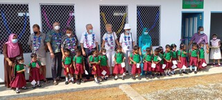 Vor dem neuen Kindergarten in Pannila reihten sich die Kinder vor Karl Eyerkaufer, seiner Frau Marion sowie Matthias Zach und Ursule Conen ein.