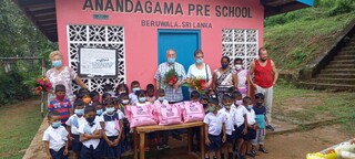 Das Bild entstand bei der Übergabe einer Lebensmittelspende an den Anandagama-Kindergarten in Beruwala.