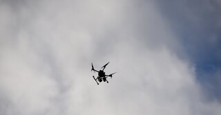 Die Drohne fliegt das Gebiet ab