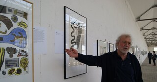 Im Anschluss an den Empfang führte Holger Dell durch die Ausstellung und verriet so manch spannendes Detail zu Werke und Künstlern