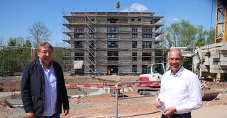 Carsten R. Kulbe (links), Architekt aus Schlüchtern, und Frank Wirth, Chef der Firma Christ & Wirth, vor dem ersten Rohbau mit Eigentumswohnungen.
