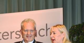 Bürgermeister Andreas Weiher und Ministerin Prof. Dr. Kristina Sinemus eröffnen die Messe 2022 .