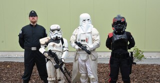 Figuren aus Star Wars sind in der Fun-Area, Halle 8, zu sehen.