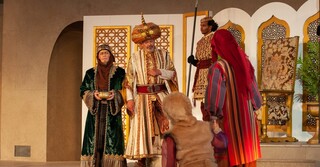Er muss einiges aushalten, bevor seine Tochter den Richtigen findet: Sultan Mustafa (Helmut Potthof), der den Intrigen von Großwesir Sihr Fassad (Dieter Gring, links) ausgesetzt ist.