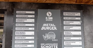 Ein großes Werbeschild weist auf den neuen Burger hin