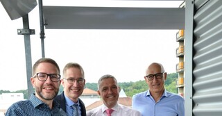 Landrat Thorsten Stolz, Dr. Matthias Schwab, Dr. Christoph Schreyer und Geschäftsführer Dieter Bartsch (v.l.n.r.) 