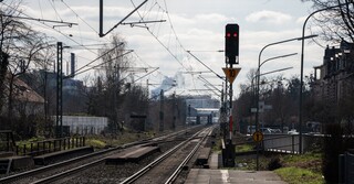 Auch Bahn- und Busverkehr sind von der Evakuierung und Sperrung im Sicherheitsradius betroffen. Züge verkehren nur bis zum Bahnhof Hanau-Nord.