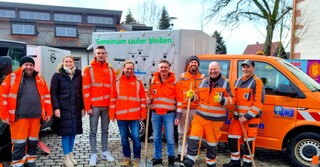  Projektkoordinator Fabian Zarnack (Dritter von links) kümmert sich mit einem Team der Stadt Schlüchtern rund um Anna-Lena Loos (Tourismus), Thomas Müller (Vierter von links, Bauamt) und Jürgen Baier (Fünfter von links, Bauhof) um einiger Projekte.