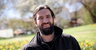 Christopher Ernst, amtierender Deutscher Meister der Floristen, übernimmt die Gestaltung der Blumenschauen. Unterstützt wird er dabei von einem Team mit acht bis zehn Mitarbeitern. Foto: Carina Jirsch