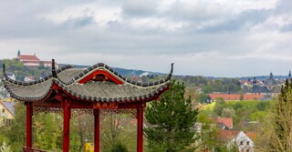 KulturGarten: Blick auf den chinesischen Pavillon. Dahinter öffnet sich ein toller Blick auf den Frauenberg. Foto: Marius Auth