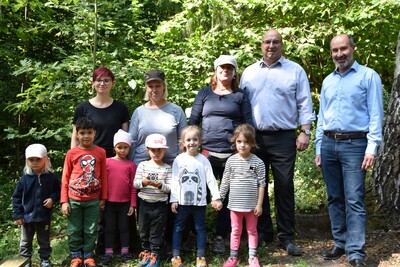 Von links: Die Betreuer Eileen Sattler, Anja Rostkovius und Martina Protzmann, Bürgermeister Klaus Schejna und Bereichsleiter Andreas Betz und die Kinder der Waldkita-Gruppe.