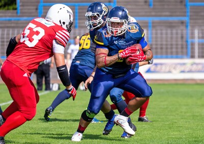 Richard Nelson übergibt den Ball an Kevin Posey - <i>Fotos: BLURRED PICS</i>