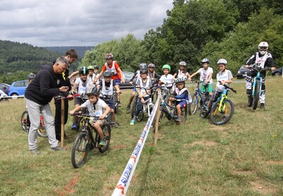 Marcus Bender und Jan Leitsch (v.l.) mit den Stoppuhren und Felix Heinzinger am Start zum Geschicklichkeitsparcours