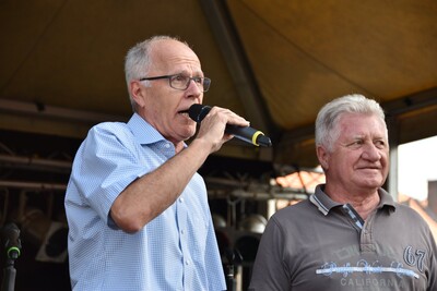 Bürgermeister Günter Maibach (links) eröffnete das Altstadtfest mit dem Organisator Walter Möller.