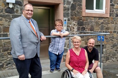 Von links: Baugesellschaft-Prokurist Uwe-Horst Winter, die „Checker“ der Initiative „Menschen in Hanau“ mit Ivonne Heynold und Rita Ebel sowie Sozialberater der Baugesellschaft, Christian Russo.