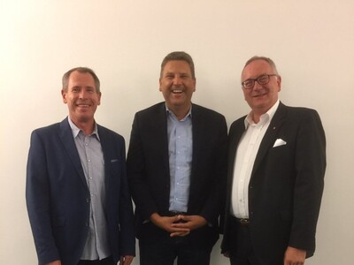 Von links: Jochen Grossmann (Druck- und Pressehaus Naumann GmbH & Co. KG), Axel Ebbecke (Ebbecke Verfahrenstechnik AG), Michael Graf (Leiter Kreisverband BVMW Main-Kinzig).