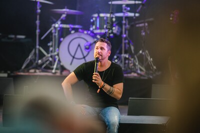 Andy Osts Mix aus Comedy und Musik kommt bei den Zuschauern super an.