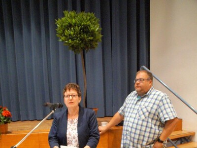 Bürgermeisterin Cornelia Rück und Gemeindebrandinspektor Thomas sprechen zu ihrer Feuerwehr-Familie