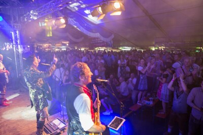 Rund 2500 Besucher feierten ausgelassen im Festzelt.