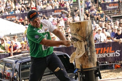 Der Sinntaler, hier beim Standing Block Chop, ist zum ersten Mal Deutscher Meister. - <i>Fotos: STIHL TIMBERSPORTS®.</i>