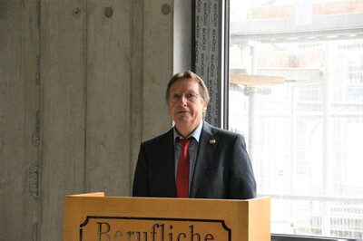 Der Schulleiter Hartmut Bieber begrüßte alle Anwesenden auf dem Richtfest.